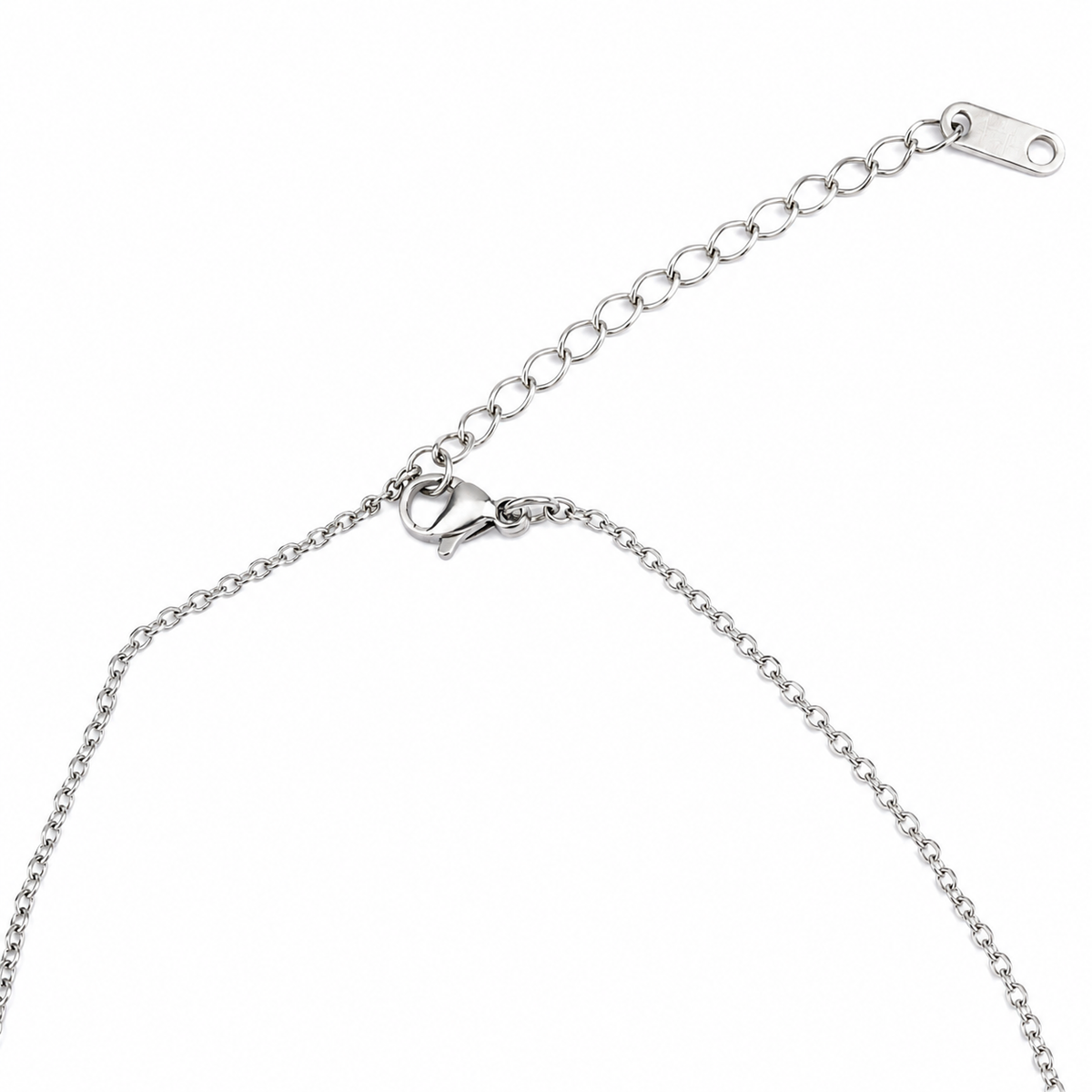 Collar con colgante de cruz en talla pera de circonita cúbica, plateado