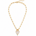 Collar de cadena tipo clip en tono plateado con dije de corazón de nácar