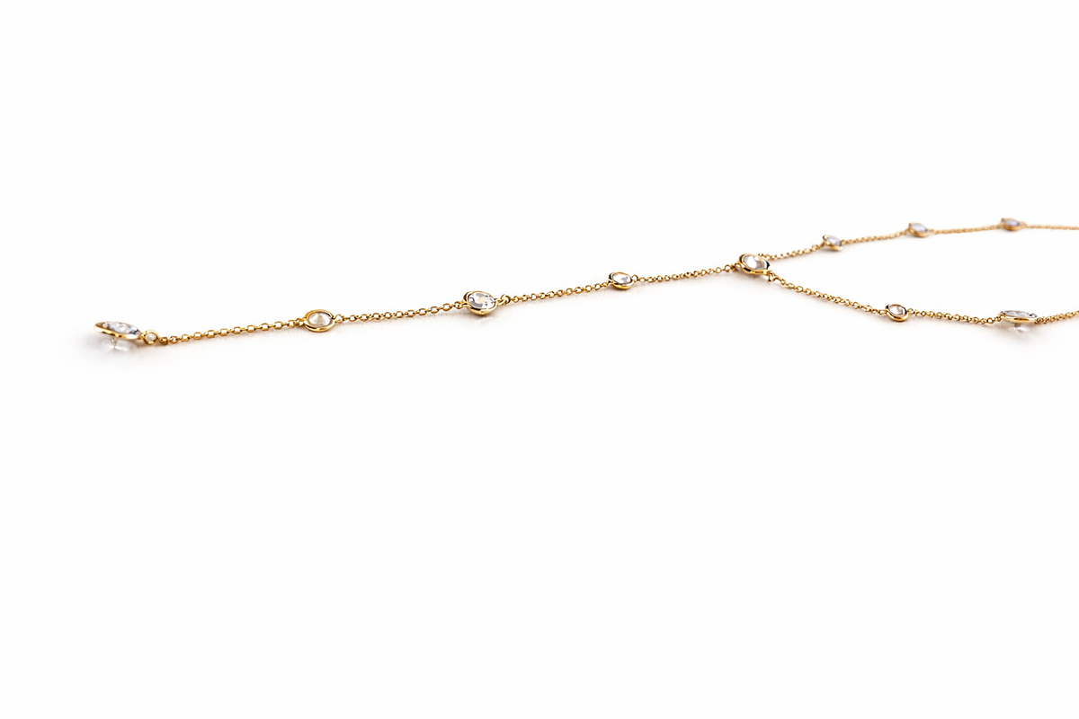 Collar de lazo con cristales y engaste en tono dorado